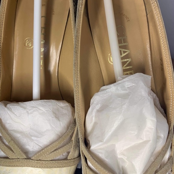 Authentic CHANEL 2 tone pump shoes in snake skin leather - Picture 9 of 14